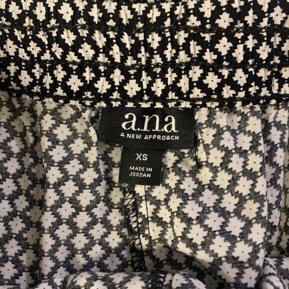 a.n.a. Black & White Geometric Flower Print New - Picture 3 of 8